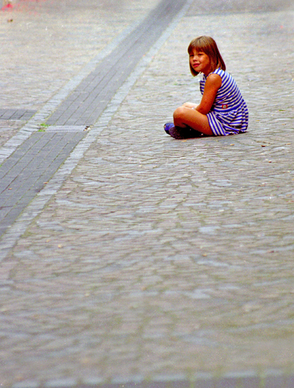 November 24 2008 19:13:1619982129 Ulm meisje op straat bew www.jpg